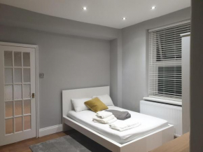 Lovely 1 bedroom flat High Barnet 3 mins away, Barnet